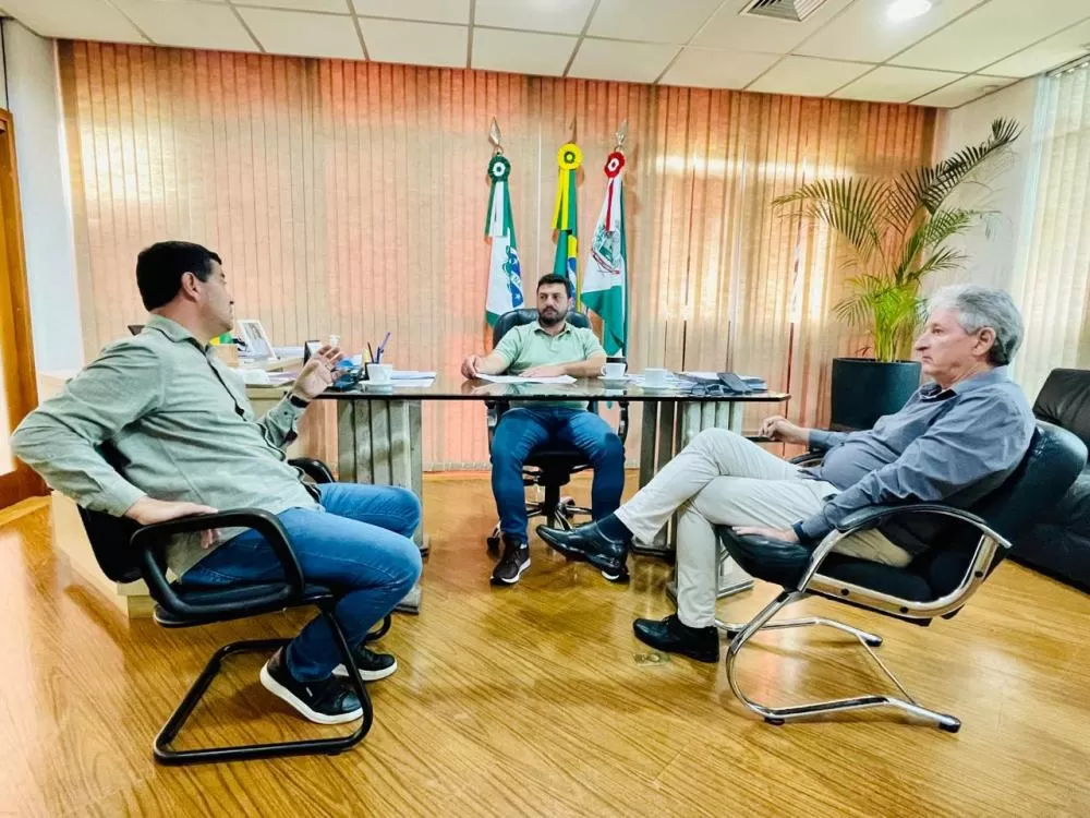 Os vereadores Corornel Welyngton e Valdirzinho foram recebidos pelo prefeito Backes. (Foto: Assessoria/Câmara)
