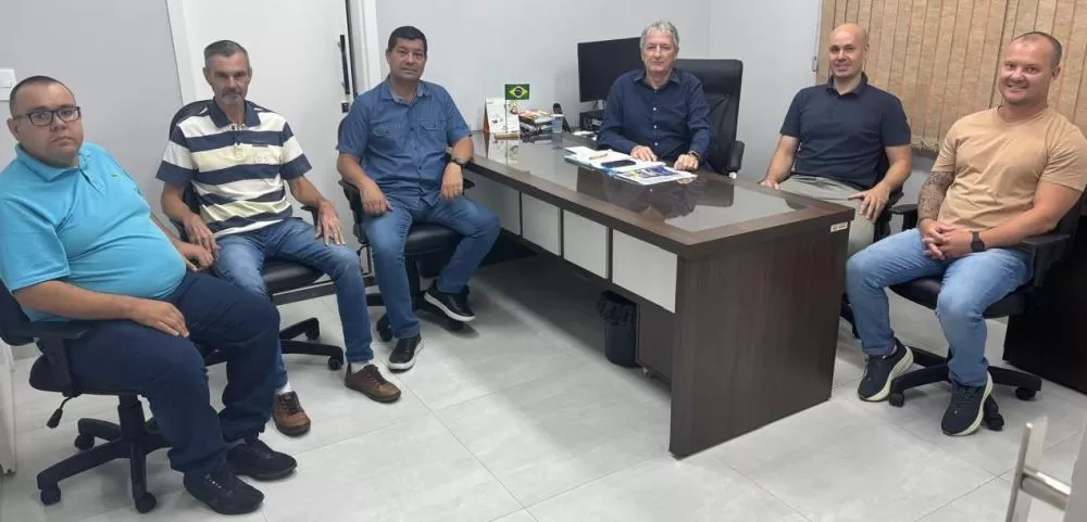 Vereadores Gordinho do Suco, Sargento Spohr, Coronel Welyngton, Valdirzinho, o procurador jurídico da Casa, Victor Boff e o diretor da câmara, Cleyton Petri. (Foto: Assessoria/Câmara)