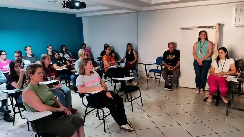 Reunião dos diretores de escolas desta segunda-feira. (Fotos: Assessoria/Prefeitura)
