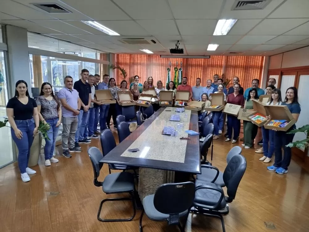 Município inicia entrega de kits escolares para alunos da rede pública