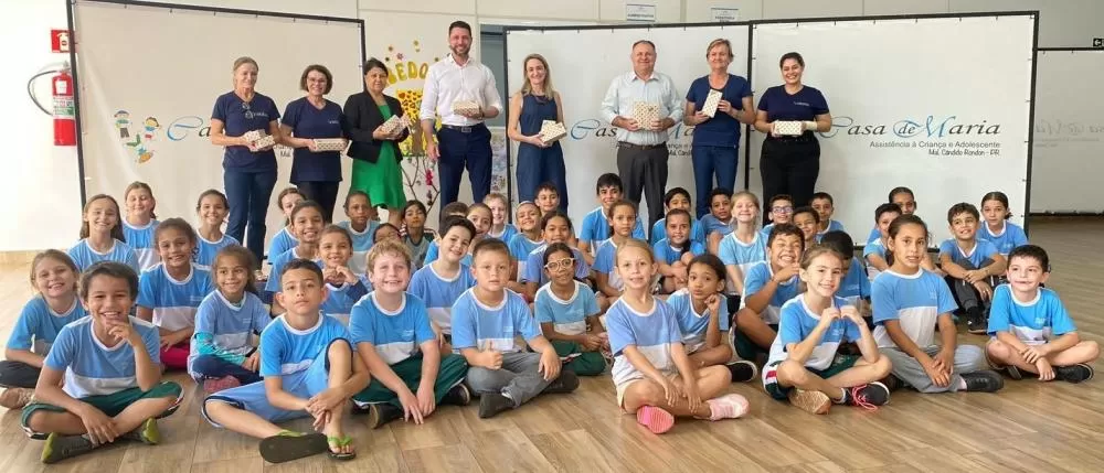 Membros da OAB durante visita à Casa de Maria para a entrega dos presentes (Foto: Divulgação).