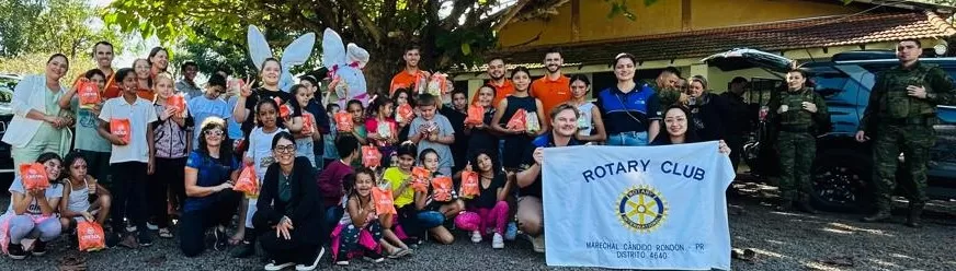 Equipe da Cresol e seus parceiros, com as crianças atendidas no CAF. (Fotos: Divulgação)