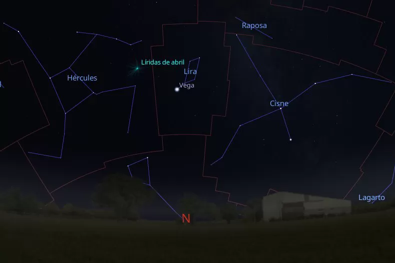 Recorte do software livre Stellarium indicando as constelações e a direção do céu em que o fenômeno poderá ser avistado caso haja condições meteorológicas favoráveis às observações. (Foto: Simepar)