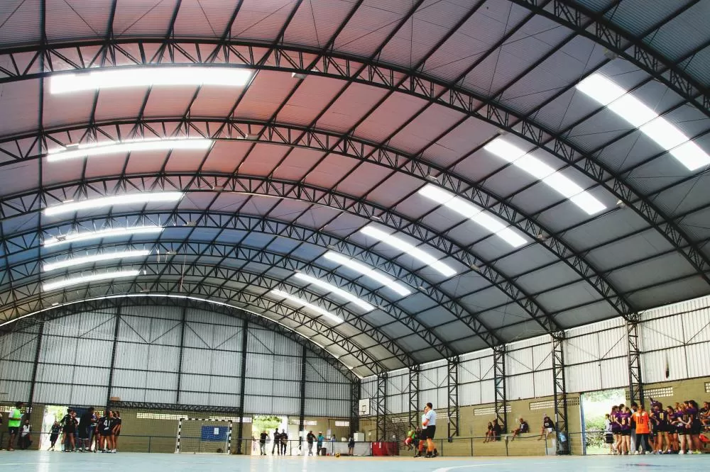 A construção de uma quadra poliesportiva coberta na Escola Rural Municipal Almirante Barroso foi sugerida por vereadores. 