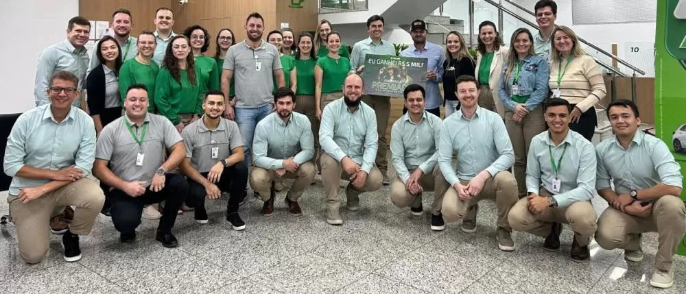 Equipe da agência Dom João VI, o associado premiado e diretores da Cooperativa. (Foto: Assessoria/Sicredi)