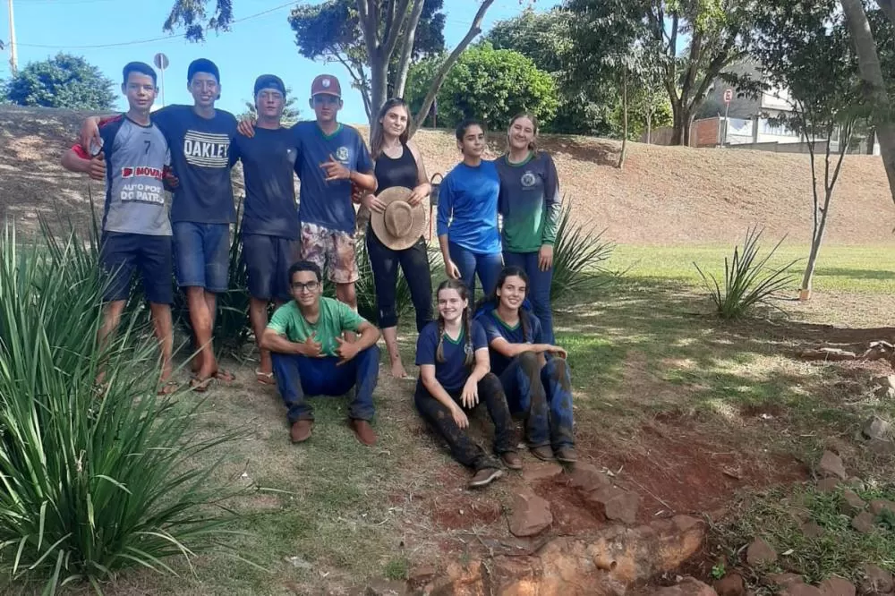 Alunos do Colégio Agrícola Estadual Adroaldo Augusto Colombo,envolvidos no projeto. (Fotos: SEED)