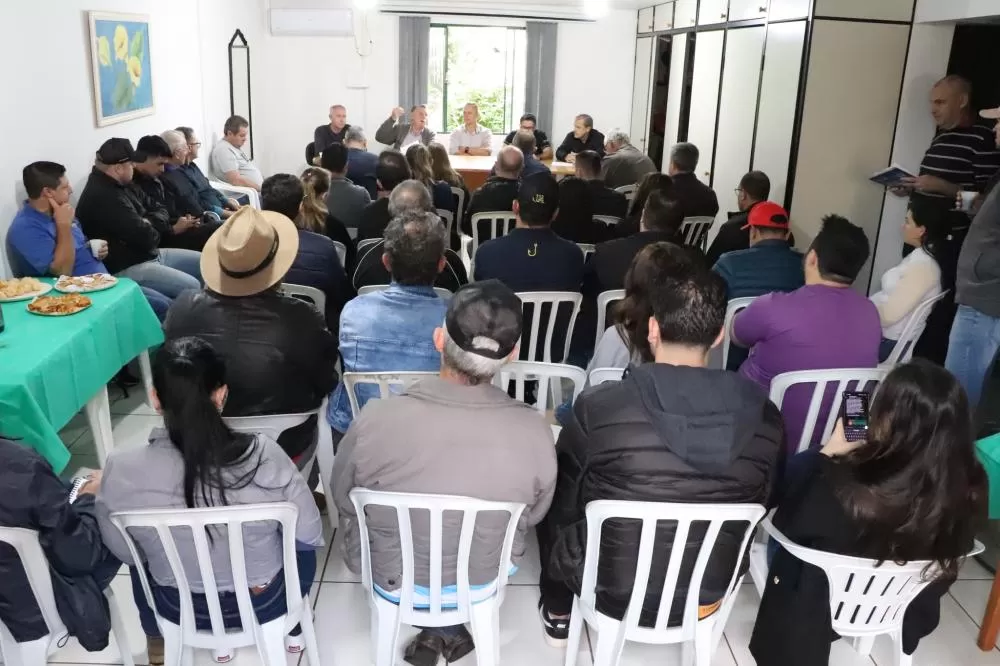 As equipes de assadores estavam representadas na reunião. (Foto: Assessoria/Prefeitura)