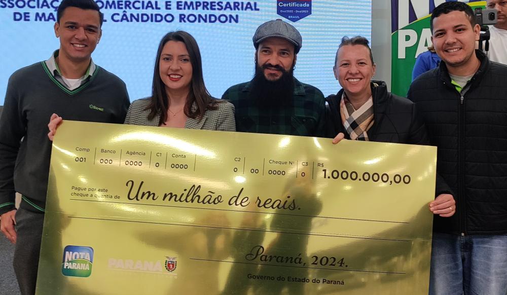 A ganhadora do prêmio com a sua família. Foto: João Livi