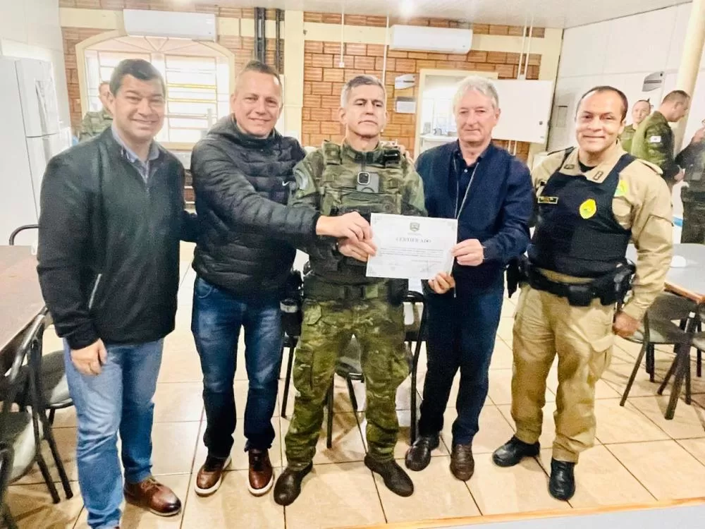 Vereador Welyngton Alves da Rosa, vice-prefeito Vanderlei Sauer, o homenageado tenente-coronel Divonsir de Oliveira Santos, o presidente da Câmara Municipal, vereador Valdir Sachser, e o coronel Valmir de Souza, chefe do 5º Comando Regional da Polícia Mil