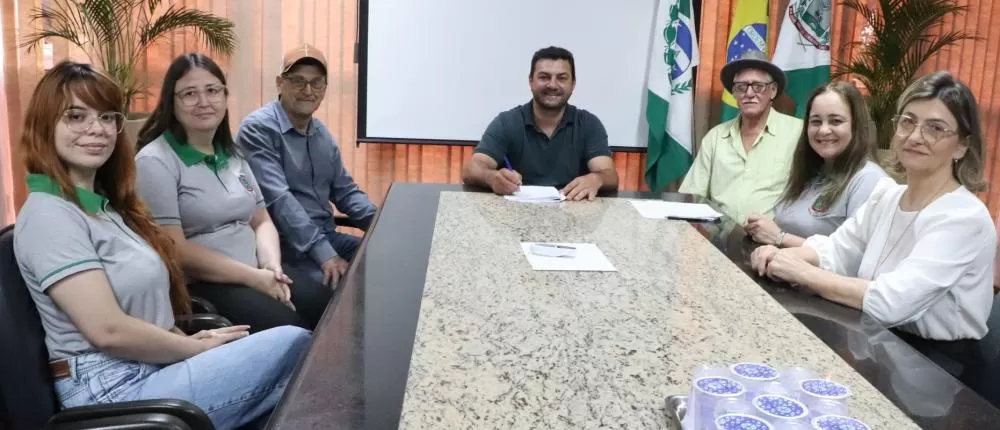 Dois contratos de compra direta da agricultura familiar foram assinados. (Foto: Assessoria/Prefeitura)