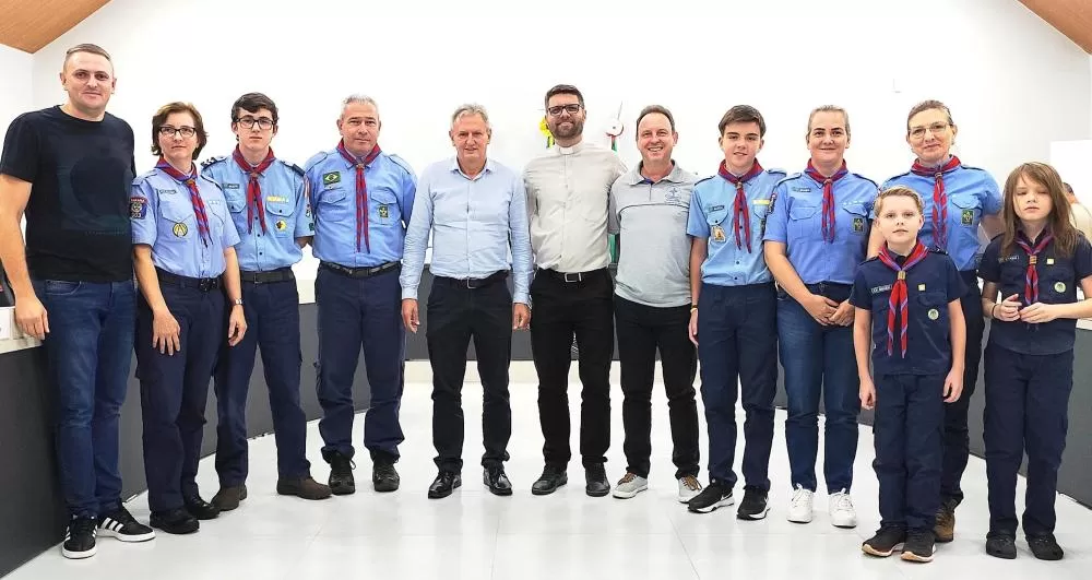 Membros do Grupo Escoteiro Luterano Harpia com o vereador Carlinhos. (Foto: Assessoria/Câmara)