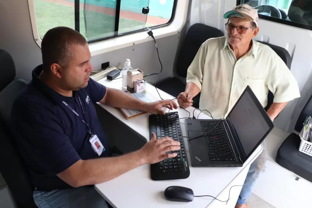 José Steffens, morador do distrito de São Roque, tornou-se o primeiro produtor rural do estado a realizar o procedimento utilizando a nova unidade móvel da Adapar. (Foto: Divulgação)