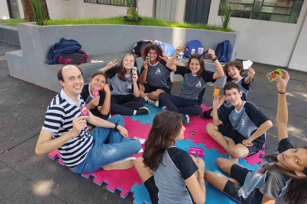Jogos no lugar das telas: escolas do Paraná apostam no analógico para engajar alunos