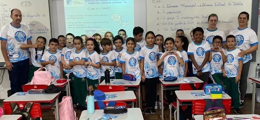 Alunos da Escola Municipal 25 de Março com a equipe do SAAE. (Foto: Assessoria/SAAE)