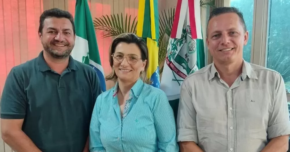 O prefeito Backes e o vice Saúde com Maria Claudete. (Foto: Assessoria/Prefeitura)