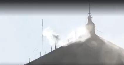 A fumaça branca na chaminé da Capela Sistina anunciou que um novo papa havia sido escolhido.
