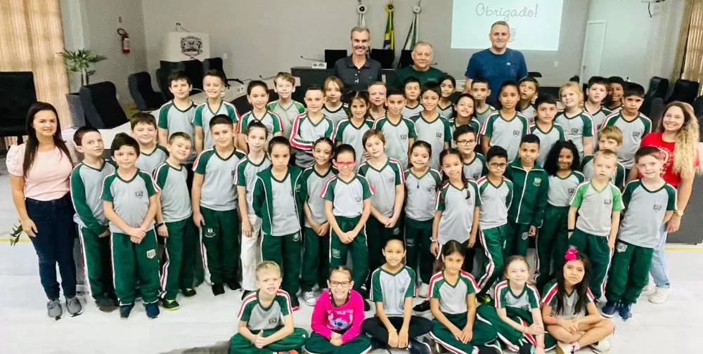 Alunos da Escola Municipal 25 de Março foram conhecer a Câmara Municipal. (Foto: Assessoria/Câmara Municipal)
