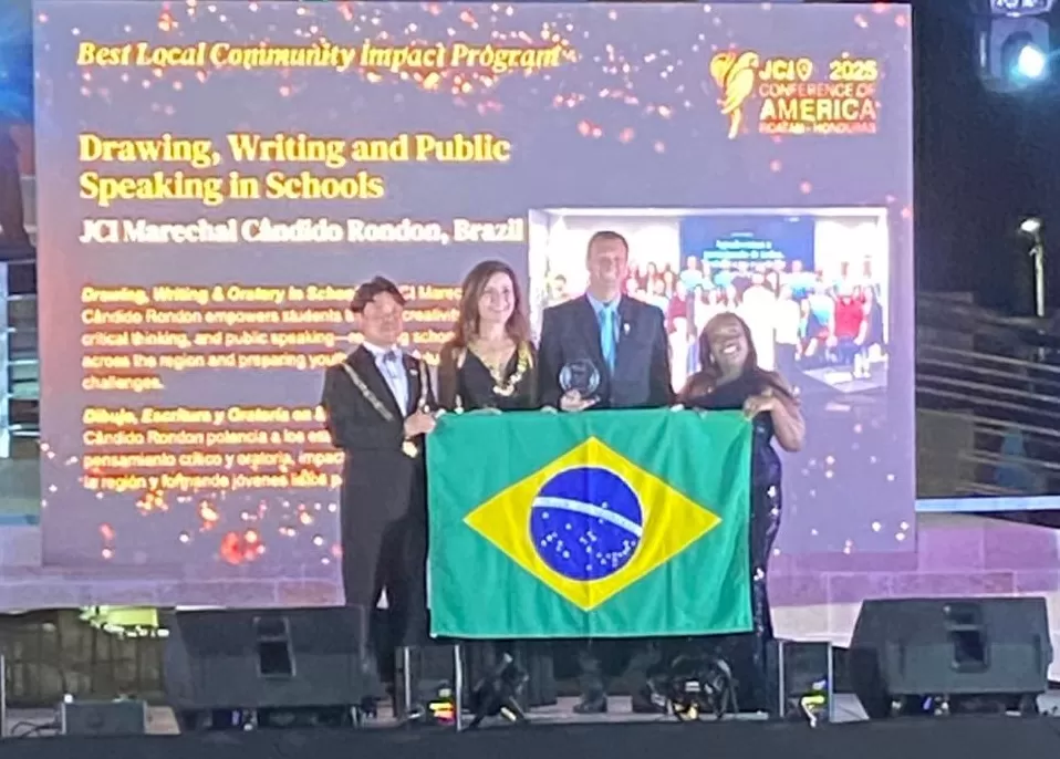 Gilson Metz (terceiro da esquerda para a direita), recebendo as premiações da JCI de Marechal Cândido Rondon. (Fotos: Divulgação)