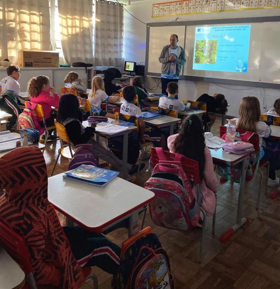 O programa ProÁgua sendo apresentado aos alunos da Escola Municipal Bento Munhoz da Rocha Neto. (Foto: Assessoria/SAAE)