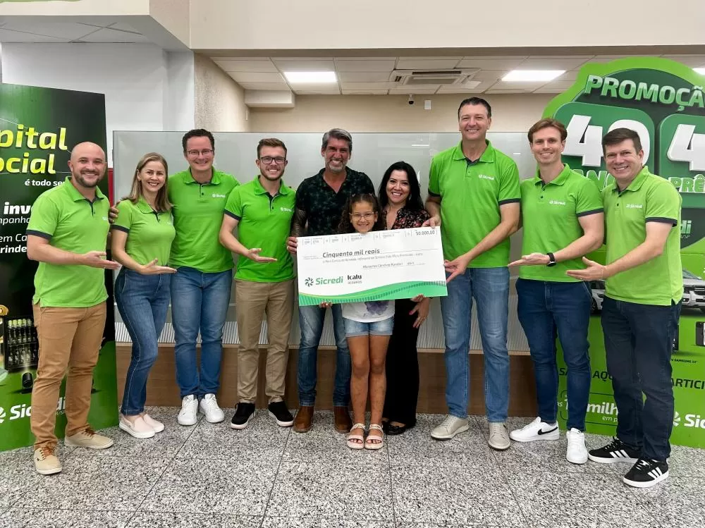 Ao centro o associado e sua família, ladeado pela equipe da Sicredi Aliança PR/SP. (Foto: Assessoria/Sicredi)