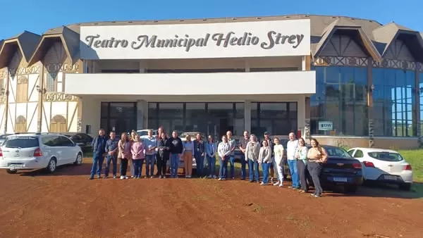 A visita ao local do Teatro Municipal. (Foto: Assessoria/Prefeitura)