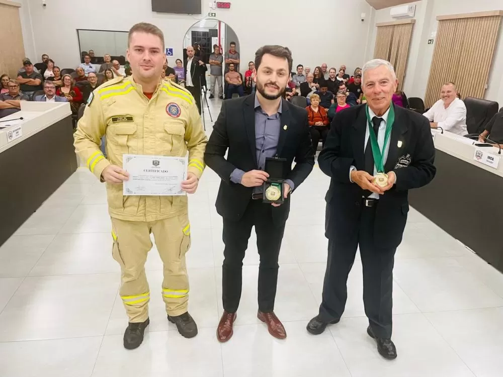 Cabo Daronch, delegado Rodrigo e o escrivão Ataliba, com suas respectivas homenagens. (Foto: Assessoria/Câmara Municipal)