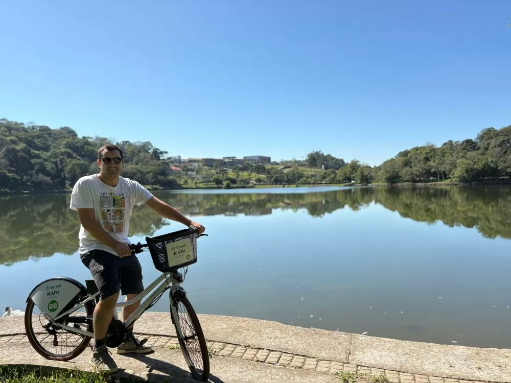 Atualmente, a Bike Fácil já atua em mais de 50 cidades brasileiras; a operação piloto do Hubmob, novo produto, está prevista para iniciar em 2026 nas cidades de Pinhais (PR) e Niterói (RJ). (Fotos: Acervo Pessoal)