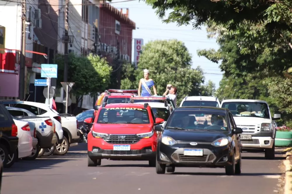 Jéssica desfilou com sua beleza pelas ruas da cidade. (Fotos: Assessoria/Prefeitura)
