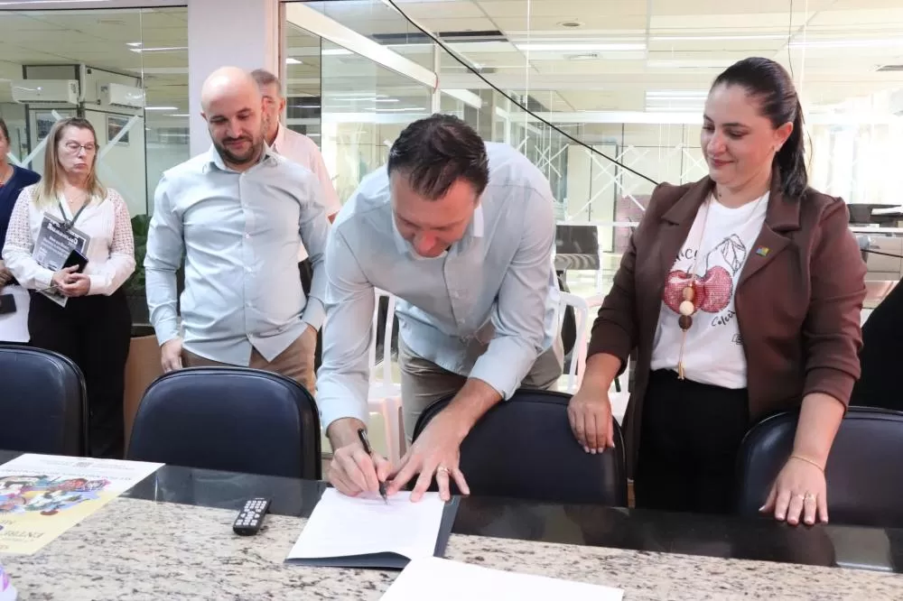 Gilson Metz, Diretor de Negócios do Sicredi Aliança PR/SP assinou a doação dos equipamentos. (Foto: Assessoria/Prefeitura)