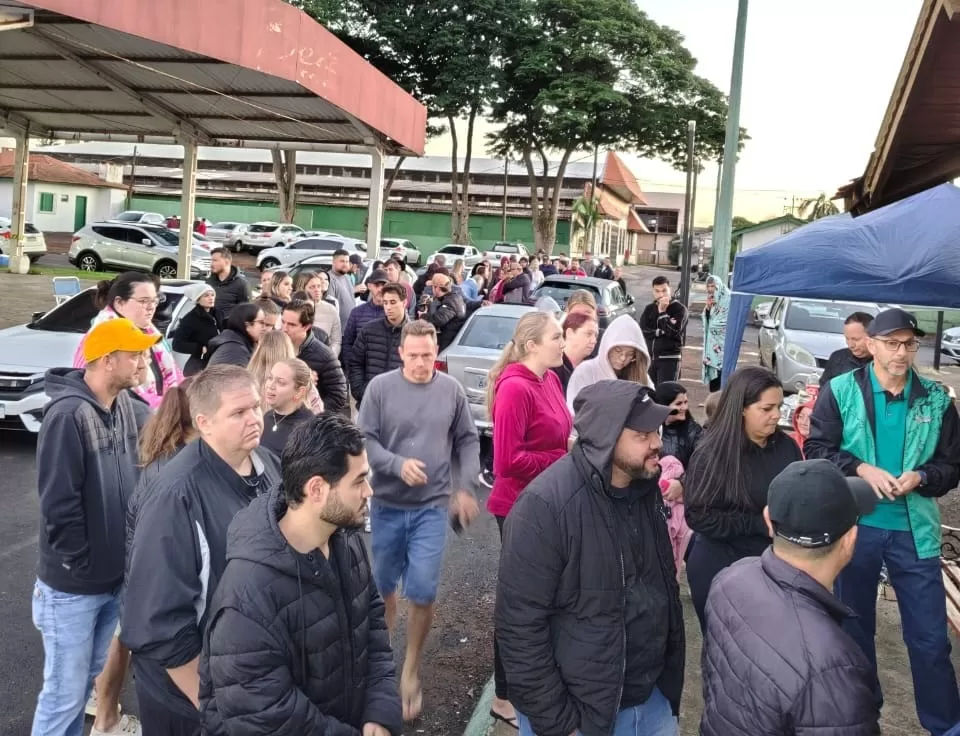 O público esteve desde cedo no parque para fazer a aquisição dos primeiros camarotes e bistrôs. (Foto: Assessoria/Prefeitura)