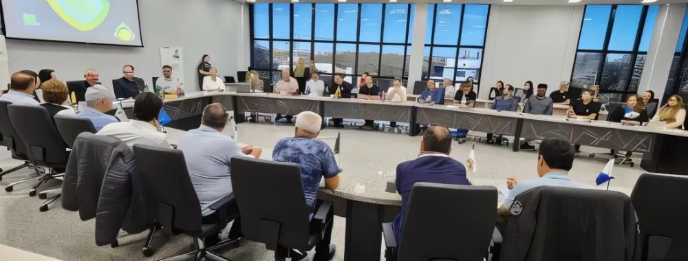Lideranças empresariais e autoridades locais reunidas na Acimacar durante a primeira reunião do Conselho Deliberativo da Caciopar em 2025. (Foto: Divulgação)
