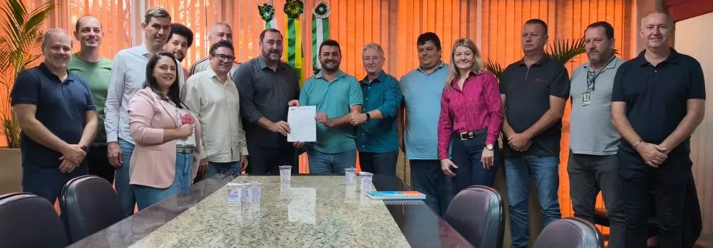 O memorando da obra sendo apresentado pela administração municipal. (Foto: João Livi)