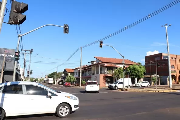 Semáforo na avenida Irio Welp, próximo à Unioeste, sinaliza apenas com amarelo piscante enquanto aguarda reparo definitivo. (Foto: Assessoria/Prefeitura)