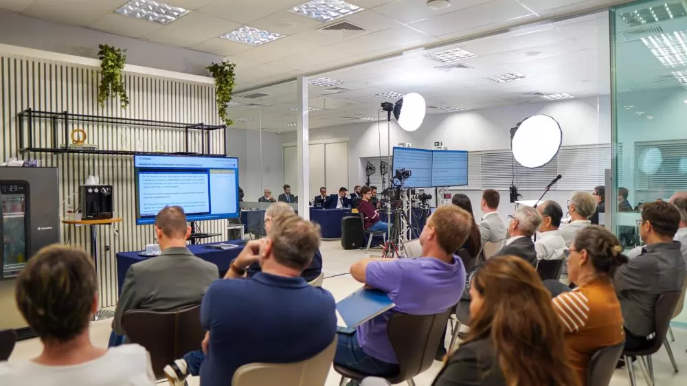 Assembleia realizada via aplicativo reuniu cooperados e diretoria para apresentação dos resultados de 2024