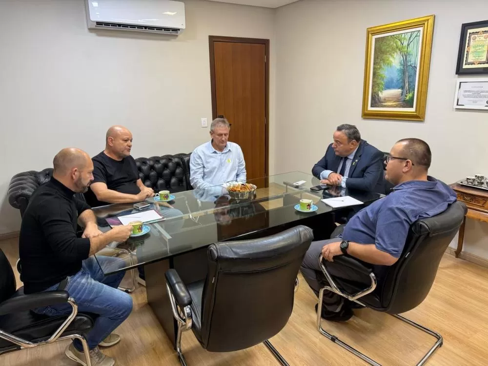 Em Curitiba, os vereadores Freitag, Carlinhos e Padeiro estiveram na Cohapar e no gabinete do deputado Hussein Brakri. (Foto: Assessoria)