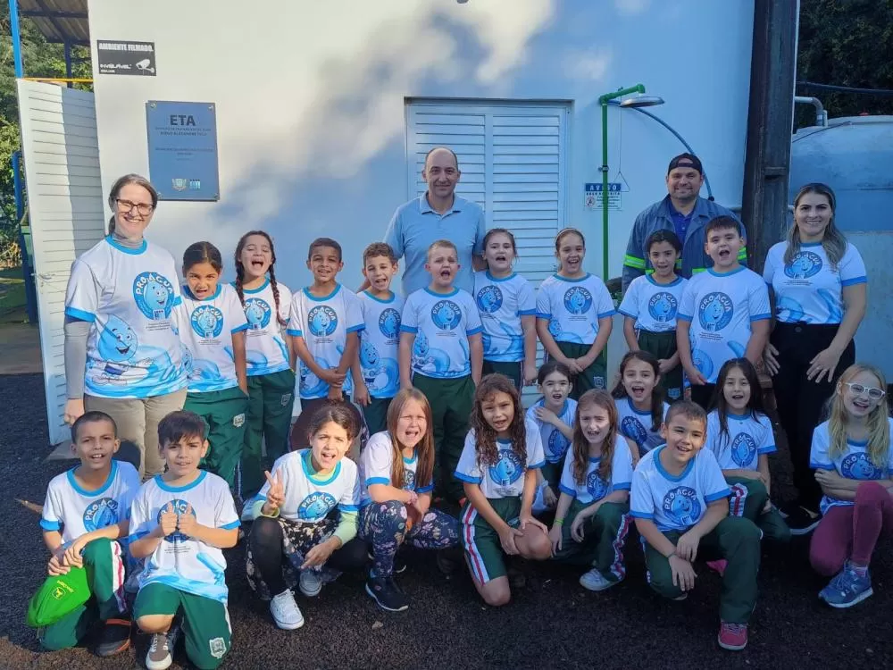 Alunos do 3º ano observam de perto os equipamentos da estação de tratamento durante visita técnica promovida pelo SAAE. (Foto: Assessoria/SAAE)