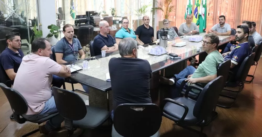 Integrantes da Comissão Central Organizadora  e das entidades parceiras se reniram com os representantes das comunidades religiosas para definir os detalhes da troca de alimentos por ingressos para os shows da Expo Rondon 2025. (Foto: Assessoria/Prefeitur