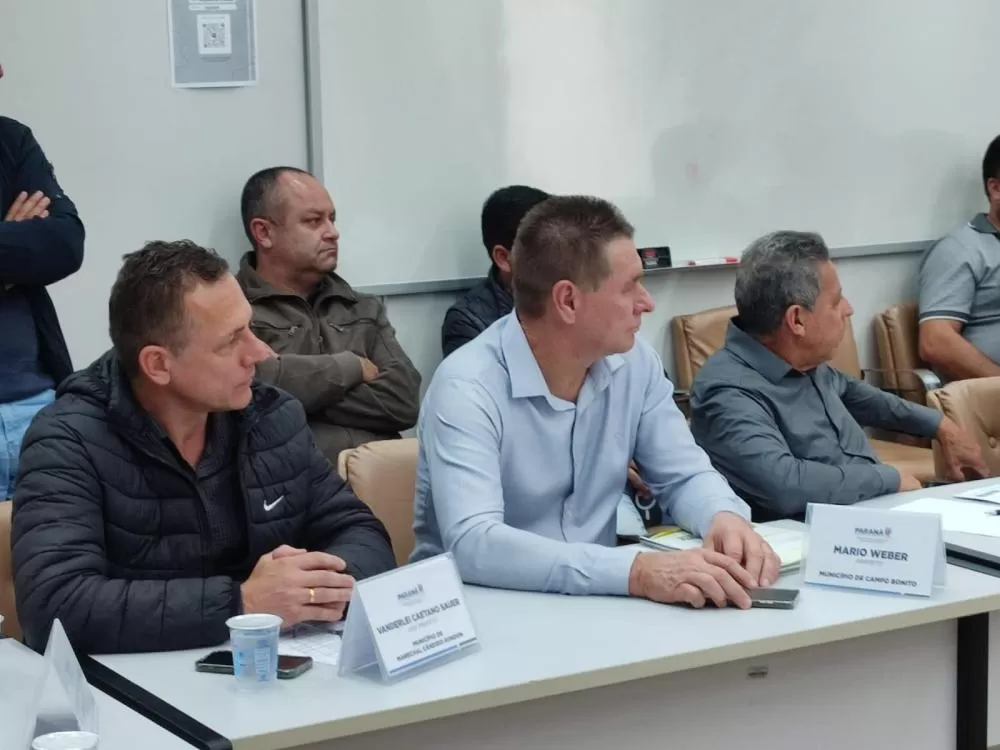 Vice-prefeito Vanderlei Sauer apresenta demandas ao secretário Marcio Nunes durante reunião sobre infraestrutura rural. (Foto: Divulgação)