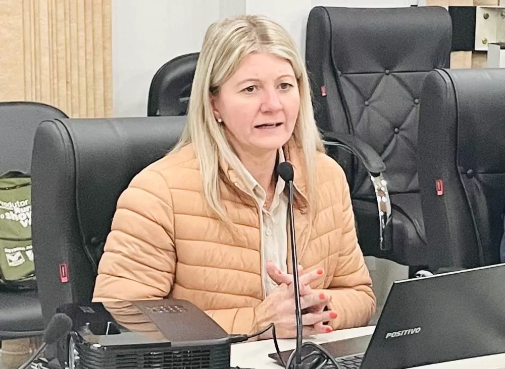 A secretária Marciane Specht na audiência pública sobre saúde. (Foto: Assessoria/Câmara Municipal)