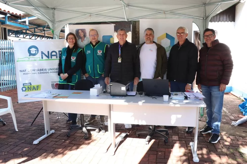Equipe da Secretaria de Desenvolvimento Econômico presente na rua Santa Catarina. (Foto: Assessoria/Prefeitura)