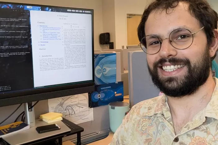 Matheus Henry Przygocki, doutorando na Universidade de Auburn, durante atividade no laboratório de física espacial. O jovem paranaense integra uma missão da Nasa que busca entender como o Sol interage com a Terra. (Foto: Unicentro)