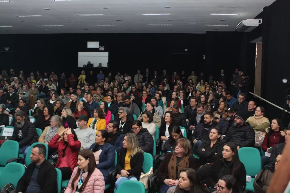 Professores, autoridades e gestores educacionais durante a assinatura do termo que amplia a carga horária de docentes no oeste do Paraná. (Foto: NRE Toledo/Seed-PR)