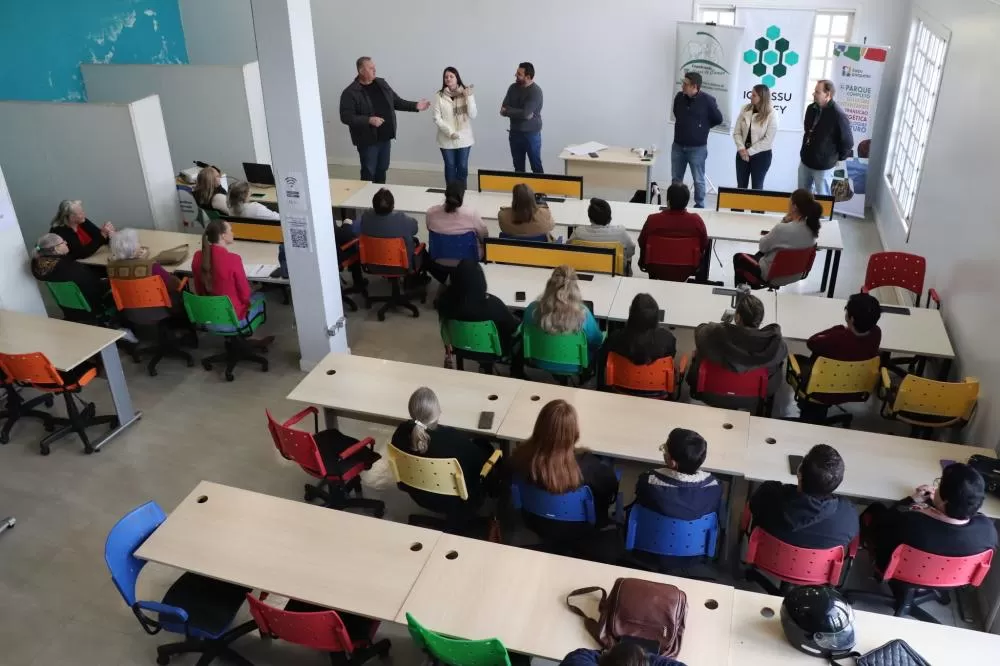 Prefeito, autoridades e participantes durante o encontro de alinhamento do curso que capacita mulheres para atuar no turismo rural sustentável em Marechal Rondon e Quatro Pontes. (Foto: Assessoria/Prefeitura)
