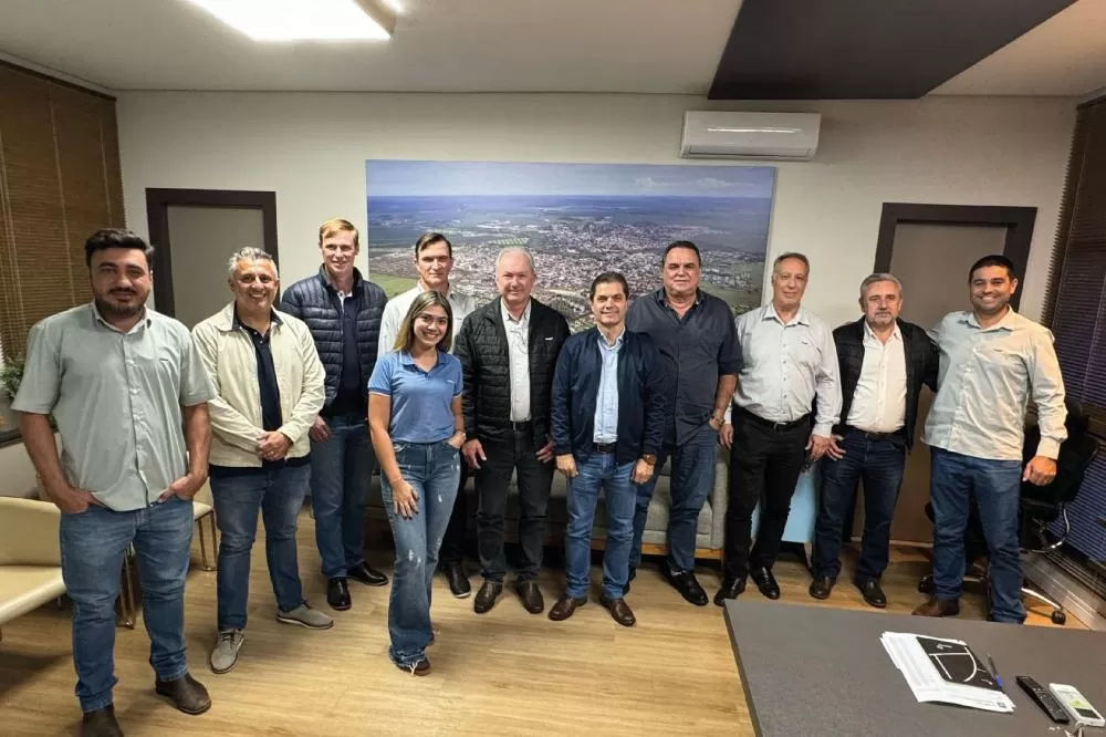 Diretoria da Copagril durante visita institucional ao gabinete do prefeito de Maracaju, reforçando a parceria com o município e o setor agrícola local. (Foto: Assessoria/Copagril)