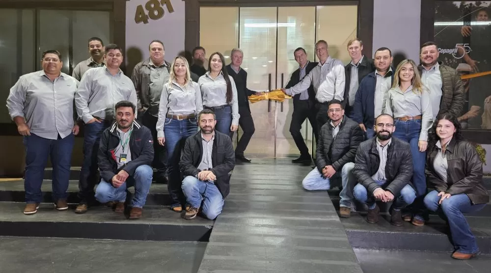 Autoridades e representantes da Copagril celebram a inauguração da nova unidade em Maracaju, consolidando a expansão da cooperativa no Mato Grosso do Sul. (Fotos: Assessoria/Copagril)