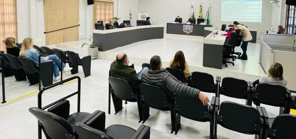 Audiência pública na Câmara apresenta balanço fiscal do primeiro quadrimestre com arrecadação superior à meta e despesas acima do previsto. (Foto: Assessoria/Câmara Municipal)
