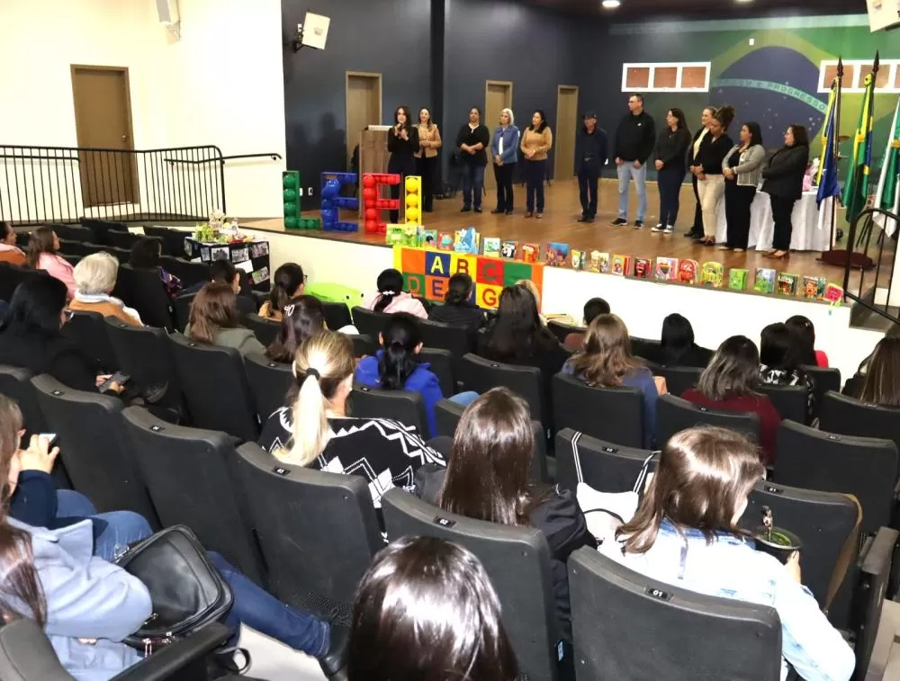 Lideranças de Maripá e Palotina celebram os avanços do programa LEEI, que fortalece práticas de leitura e escrita na educação infantil. (Foto: Assessoria/Prefeitura)