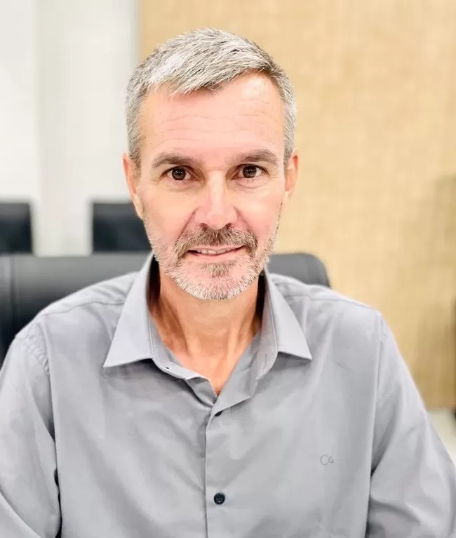 Infiltrações e goteiras no ginásio de Porto Mendes prejudicam atividades esportivas e comunitárias. Vereador Sargento Spohr cobra solução urgente. (Foto: Assessoria/Câmara Municipal)