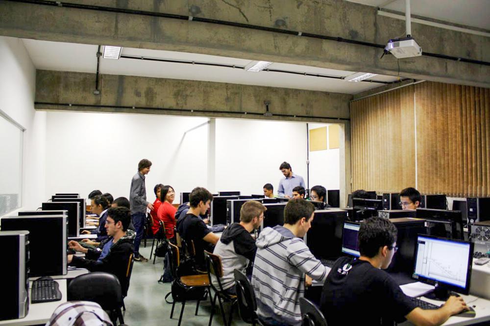 Estado promove curso de tecnologia e informação para jovens com apoio da Heineken. Foto: SETI