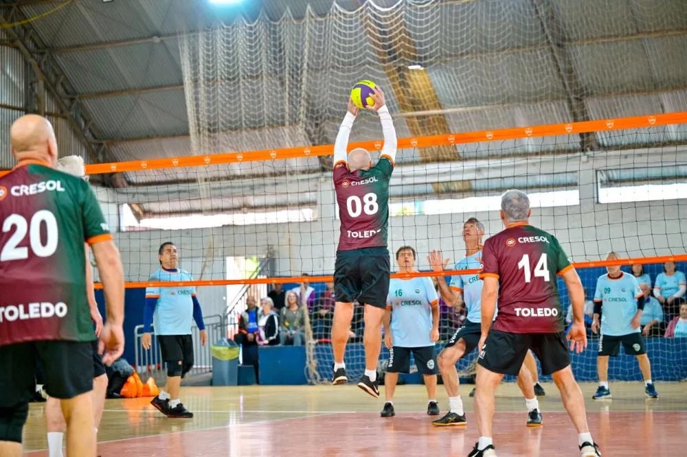 Abertura da Copa Cresol de Vôlei Gigante em Quatro Pontes reúne atletas da terceira idade para celebrar esporte, saúde e integração. (Foto: Assessoria/Cresol Integração)